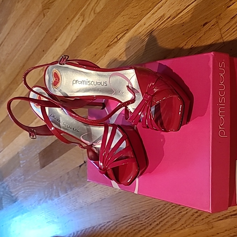 Promiscuous platform sandal
